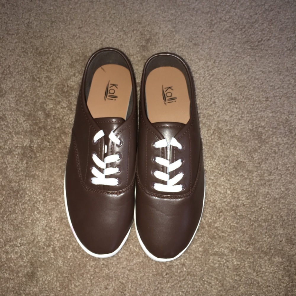 NWOT Kelli Brown Sneaker